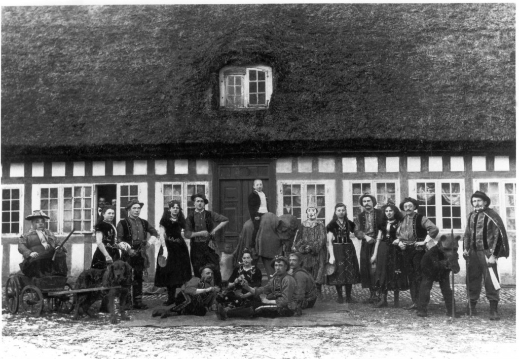 Fastelavnsoptog på Møllegården ca. år 1900